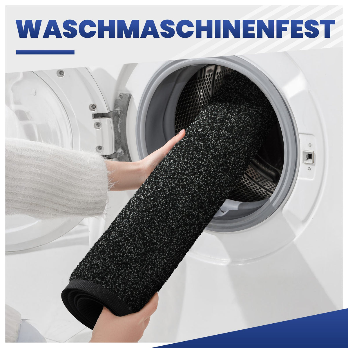 Person legt eine zusammengerollte anthrazitfarbene Fußmatte in eine Waschmaschine, Text: Waschmaschinenfest