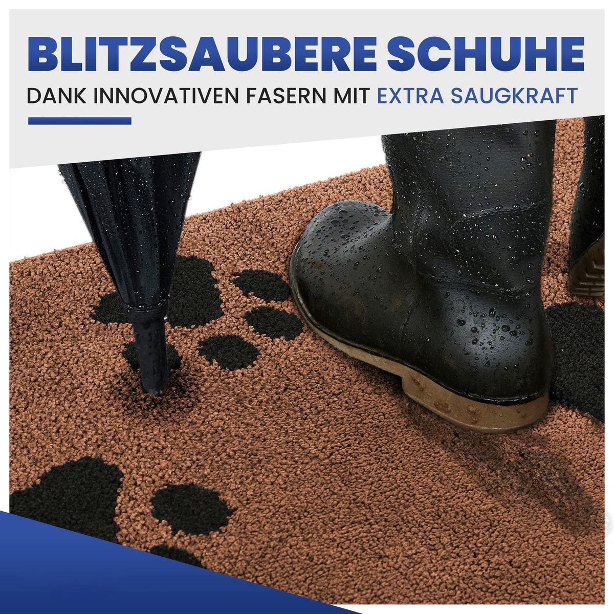 Braune Schmutzfangmatte mit Pfotenmotiv, darauf ein nasser Gummistiefel und Regenschirm; Text: Blitzsaubere Schuhe