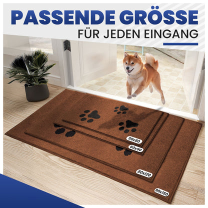 Vier braune Fußmatten mit Pfotenmotiv in den Größen 50x80 bis 90x150 cm vor einer Tür, ein Shiba Inu läuft herein