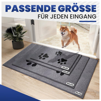 Vier graue Fußmatten mit Hundepfoten in 50x80 bis 90x150 cm vor einer Tür, Shiba Inu springt herein