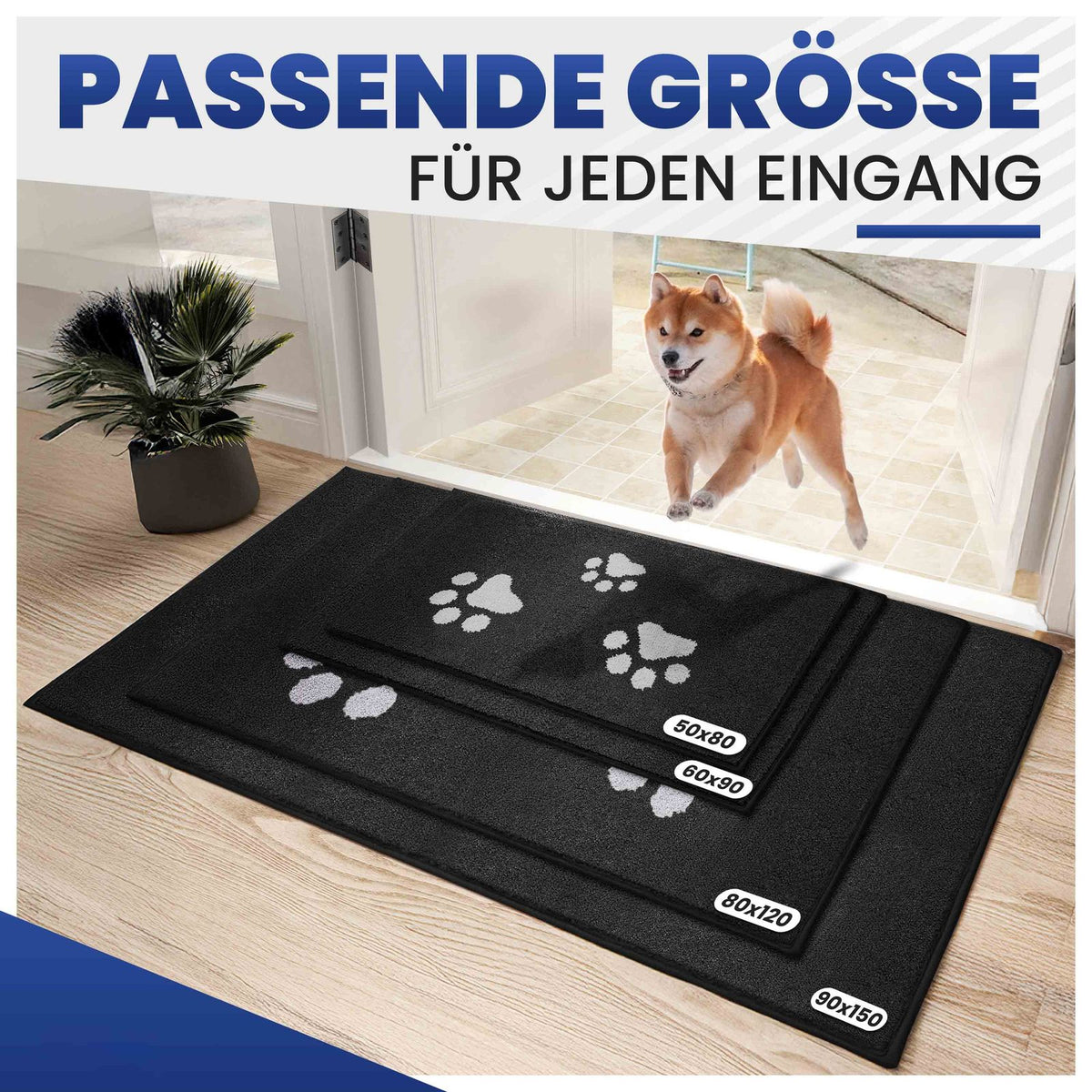 Vier schwarze Fußmatten mit weißen Hundepfoten in vier Größen vor einer Tür, Shiba Inu läuft darauf zu