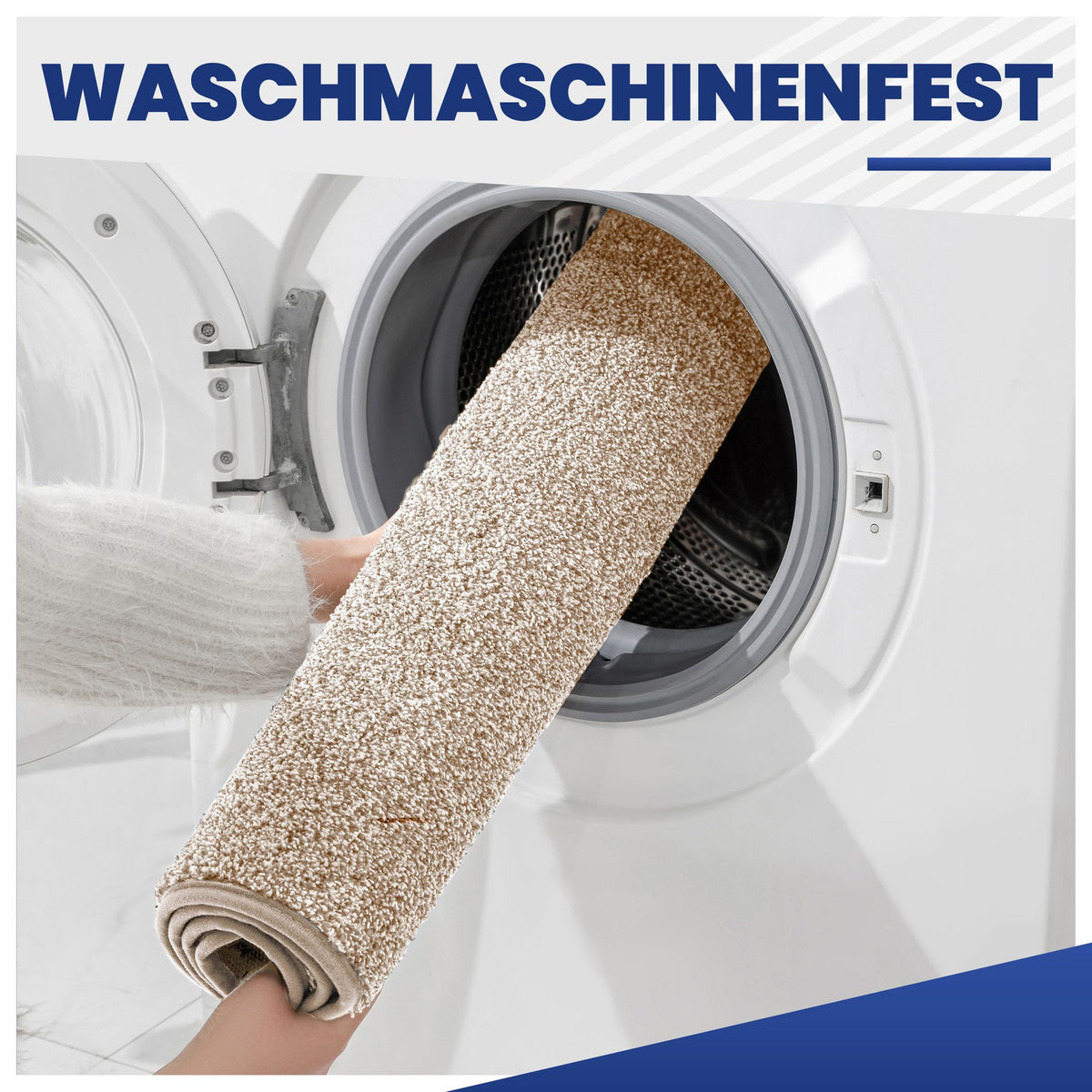 Beige Fußmatte wird zusammengerollt in eine Waschmaschine gesteckt, Text: Waschmaschinenfest