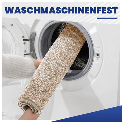 Beige Fußmatte wird zusammengerollt in eine Waschmaschine gesteckt, Text: Waschmaschinenfest