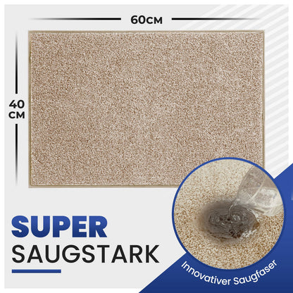 Beige Fußmatte mit Maßen 40 x 60 cm und Nahaufnahme von Wasser, das aufgesaugt wird, Text: Super saugstark