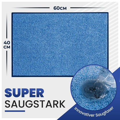 Blaue Fußmatte mit Maßen 40 x 60 cm und Nahaufnahme von Wasser, das aufgesaugt wird, Text: Super saugstark