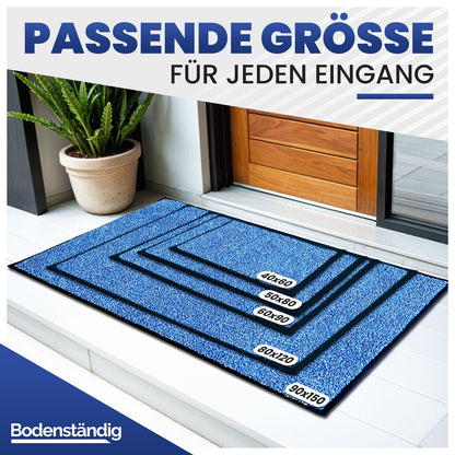 Fünf blaue Fußmatten in 40x60 bis 90x150 cm gestapelt vor einer Haustür, Text „Passende Größe für jeden Eingang“