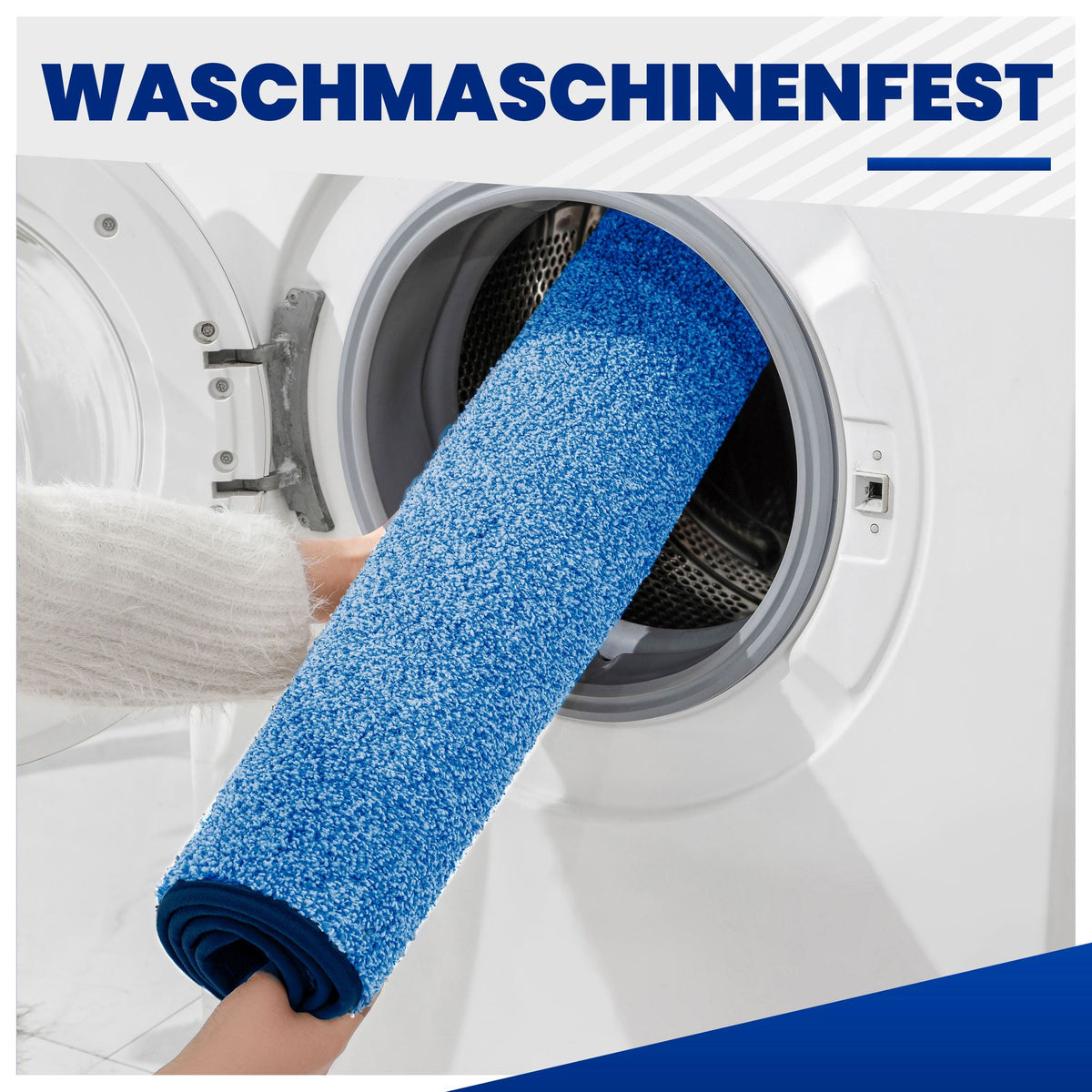 Blaue Fußmatte, zusammengerollt in eine Waschmaschine geschoben, Text „Waschmaschinenfest“
