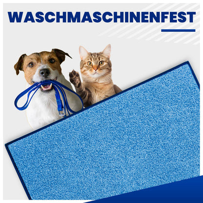 Blaue Fußmatte mit Hund, der eine Leine hält, und Katze dahinter, Text „Waschmaschinenfest“