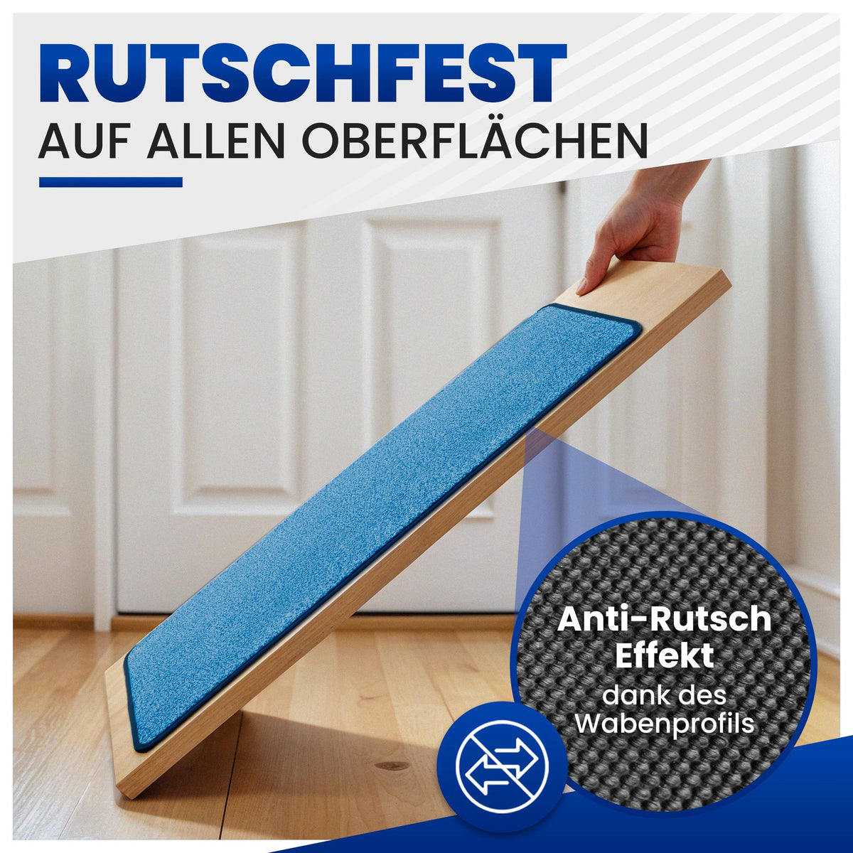 Blaue Fußmatte auf schräg gehaltenem Brett, Wabenprofil der Rückseite als Anti-Rutsch-Effekt, Text „Rutschfest“