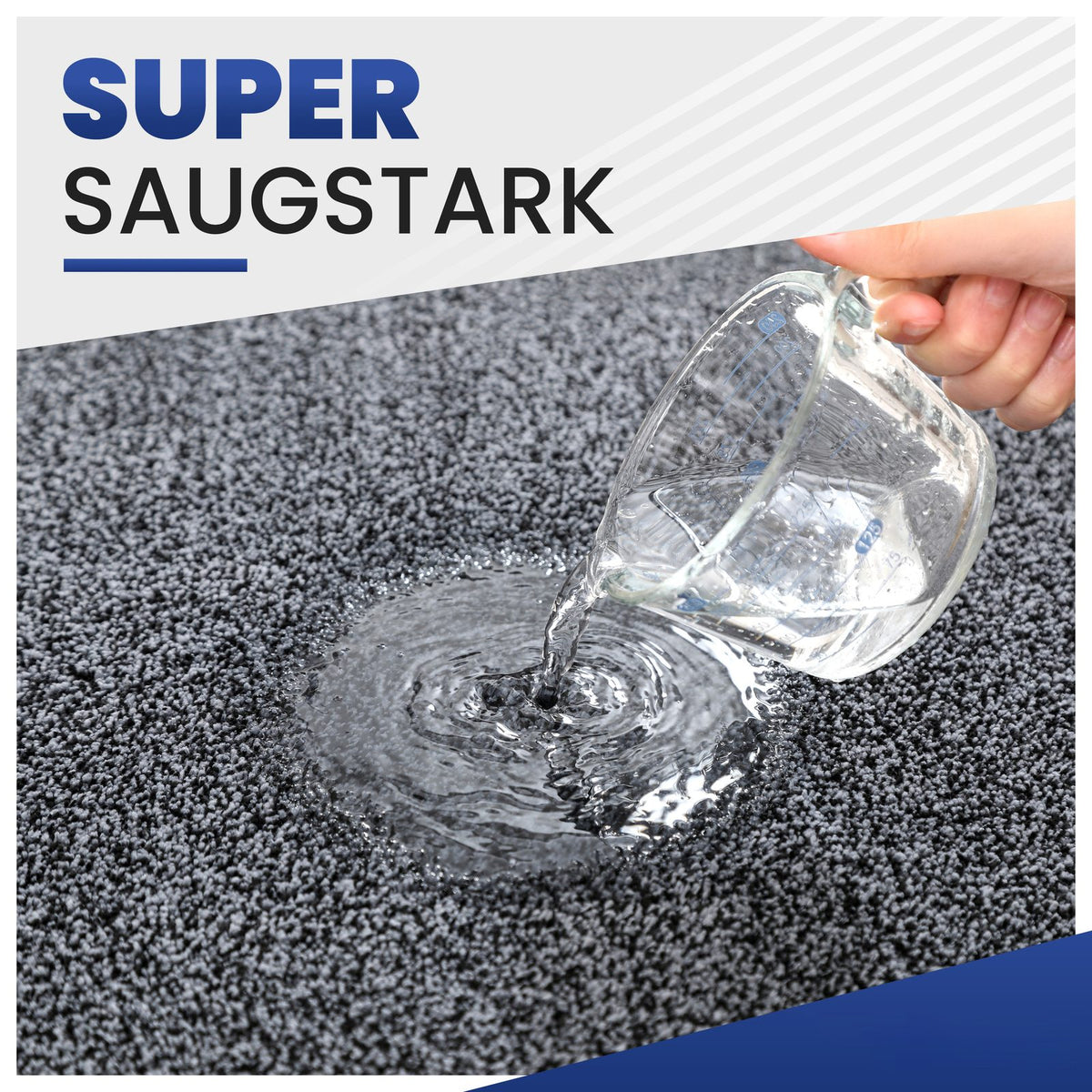 Wasser wird aus einem Glasbecher auf eine graue Fußmatte gegossen, Text „Super saugstark“