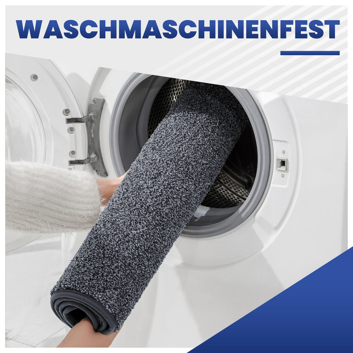 Graue Fußmatte wird zusammengerollt in eine Waschmaschine gesteckt, Text: Waschmaschinenfest