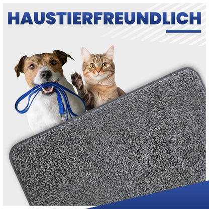 Graue Fußmatte, dahinter Hund mit blauer Leine im Maul und Katze, Text: Haustierfreundlich