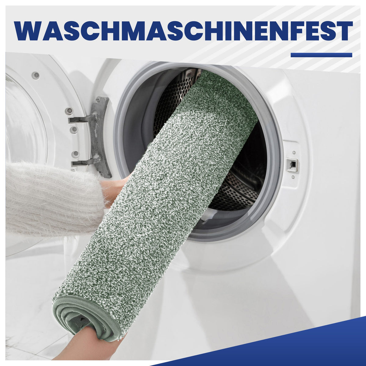 Grüne Fußmatte wird zusammengerollt in eine Waschmaschine gesteckt, Text: Waschmaschinenfest