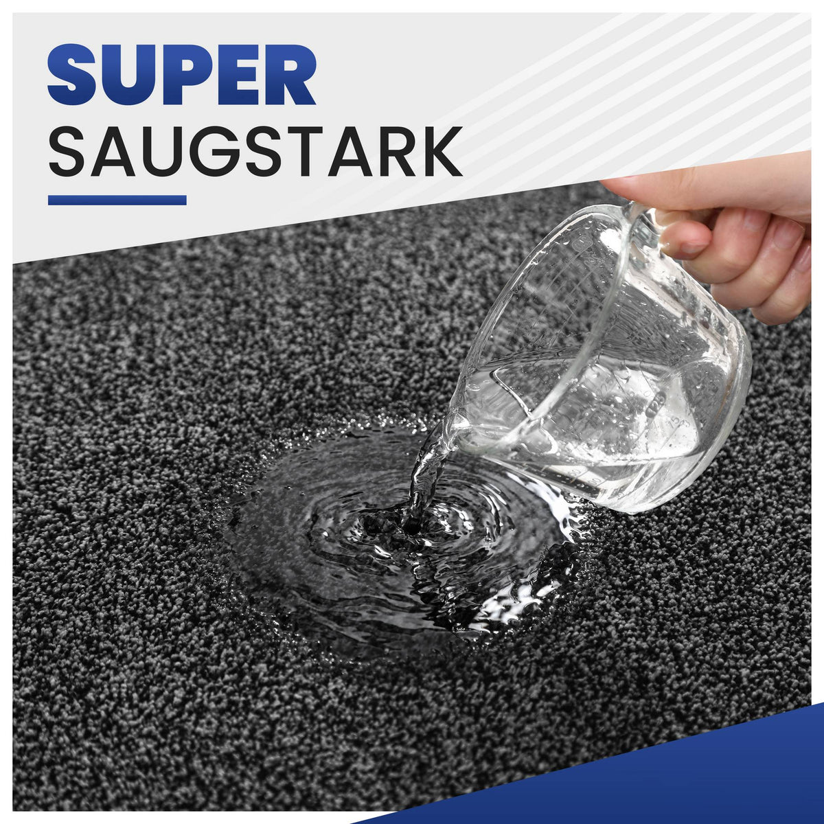Wasser wird aus einem Glasbecher auf eine graue Fußmatte gegossen; Text: Super saugstark