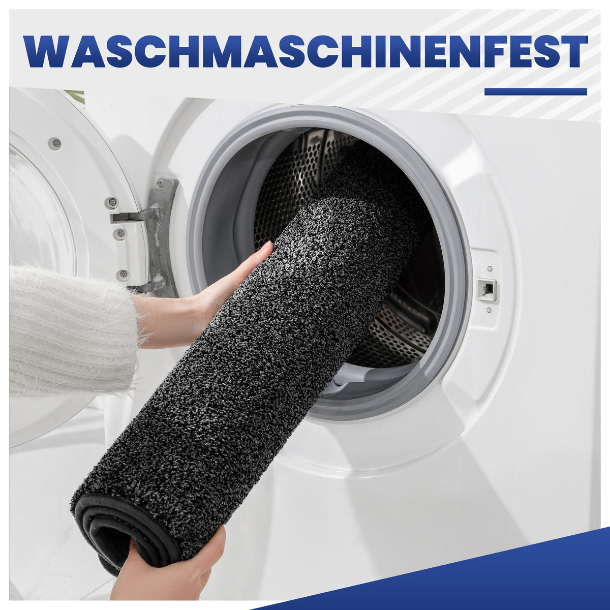 Eine Hand schiebt eine aufgerollte graue Fußmatte in eine Waschmaschine; Text: Waschmaschinenfest