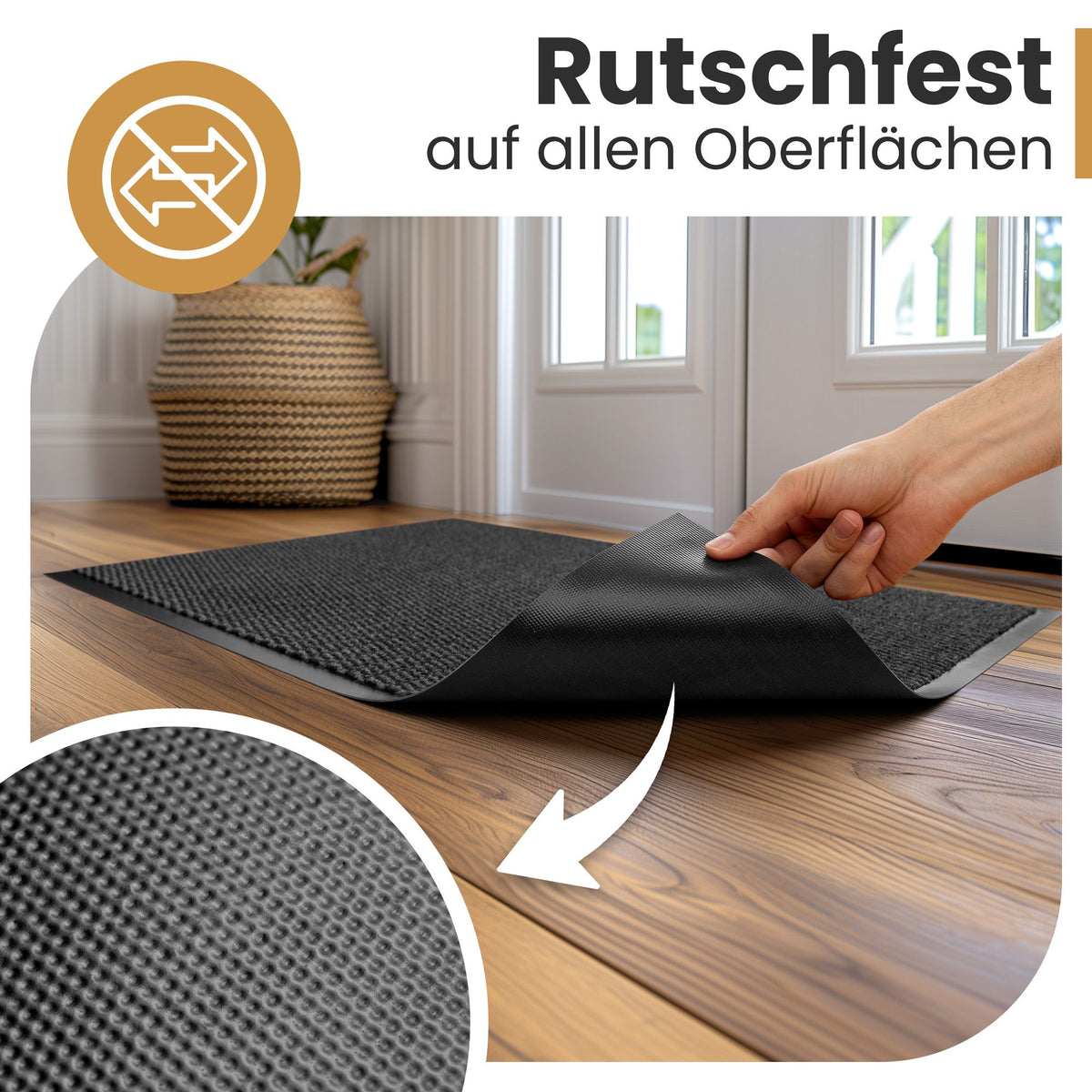 Hand hebt Ecke der anthrazitfarbenen Fußmatte an und zeigt die rutschfeste Rückseite, Text: Rutschfest auf allen Oberflächen