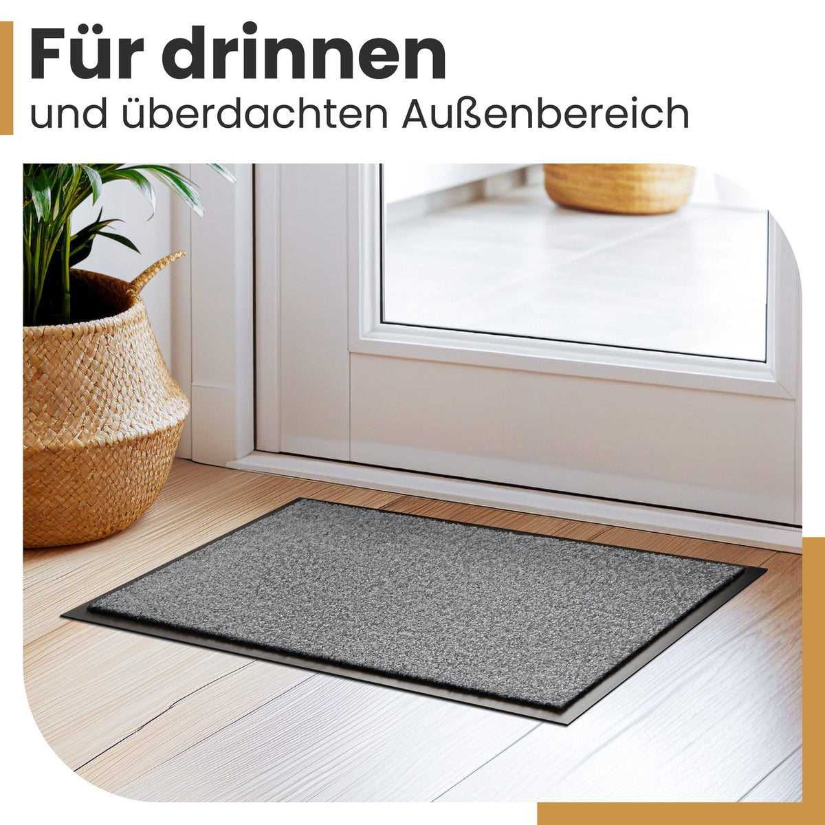 Graue Fußmatte vor einer weißen Tür auf Holzboden neben einem Korb mit Pflanze, Text: Für drinnen und überdachten Außenbereich
