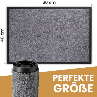 Graue Fußmatte mit Maßen 60 x 40 cm, davor eine aufgerollte Matte, Text: Perfekte Größe