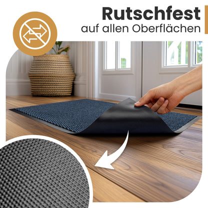 Blaue Fußmatte auf Holzboden, eine Hand hebt die Ecke an und zeigt die rutschfeste Rückseite, Text: Rutschfest auf allen Oberflächen