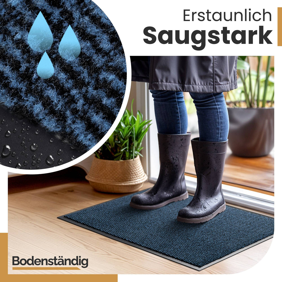 Person in nassen Gummistiefeln steht auf blauer, saugstarker Fußmatte, Detailansicht mit Wassertropfen, Logo Bodenständig