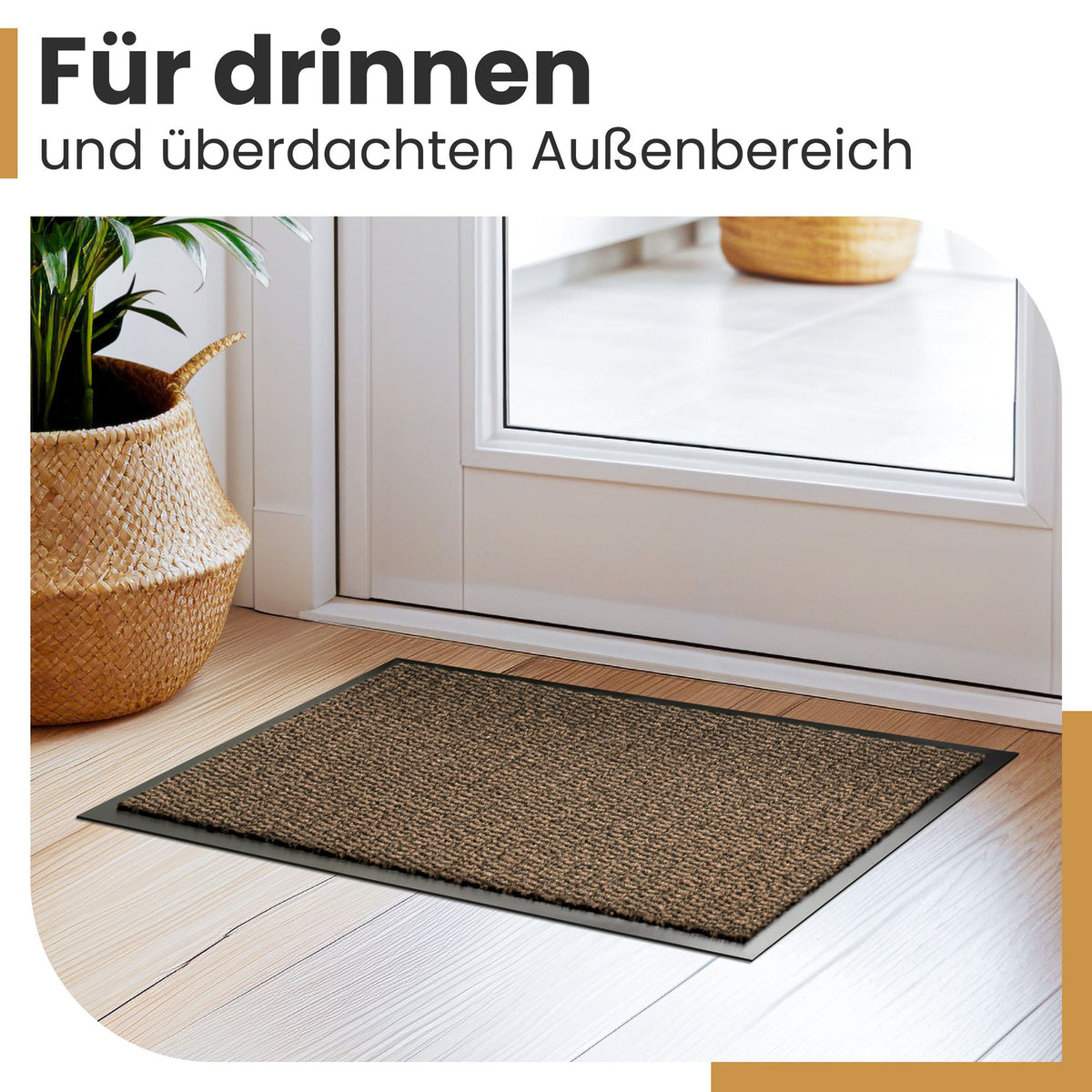 Braune Fußmatte auf hellem Holzboden vor einer Tür neben einem Korb mit Pflanze, Text: Für drinnen und überdachten Außenbereich