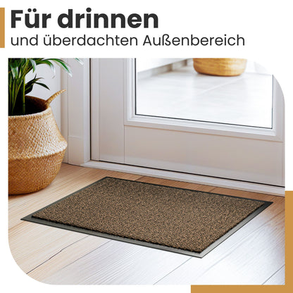 Braune Fußmatte auf hellem Holzboden vor einer Tür neben einem Korb mit Pflanze, Text: Für drinnen und überdachten Außenbereich