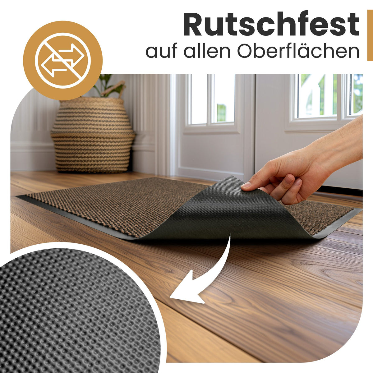 Braune Fußmatte auf Holzboden, eine Hand hebt die Ecke an und zeigt die rutschfeste Rückseite, Text: Rutschfest auf allen Oberflächen