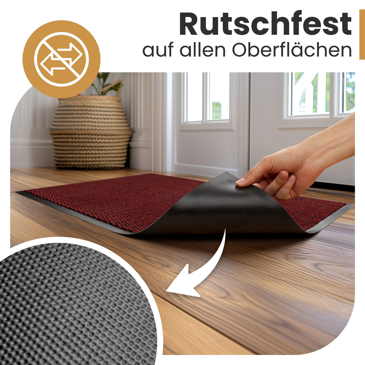 Hand hebt eine dunkelrote Fußmatte an und zeigt die genoppte rutschfeste Unterseite; Text: Rutschfest auf allen Oberflächen