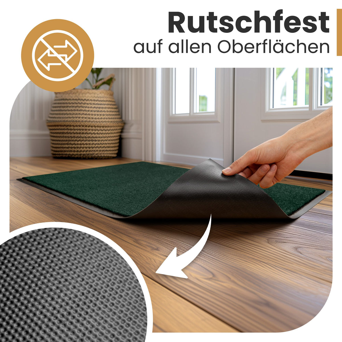 Grüne Fußmatte wird angehoben und zeigt die genoppte Rückseite, Text: Rutschfest auf allen Oberflächen