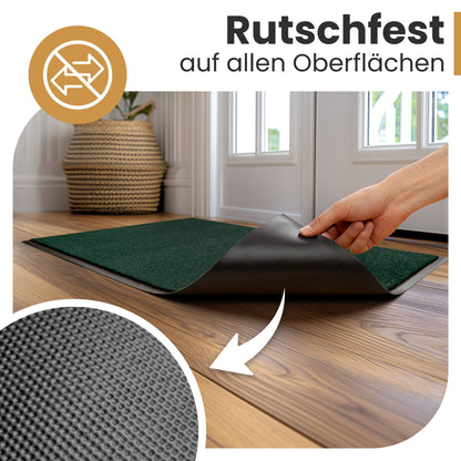 Grüne Fußmatte wird angehoben und zeigt die genoppte Rückseite, Text: Rutschfest auf allen Oberflächen