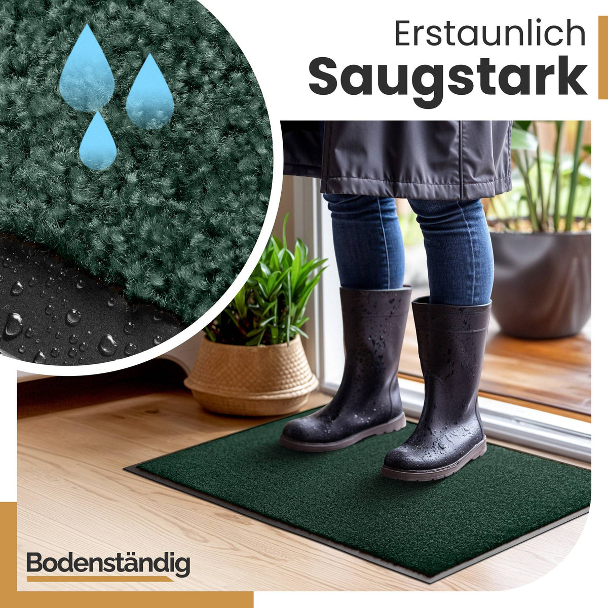 Person in nassen Gummistiefeln steht auf grüner Fußmatte, Wassertropfen im Detail, Text: Erstaunlich saugstark, Bodenständig