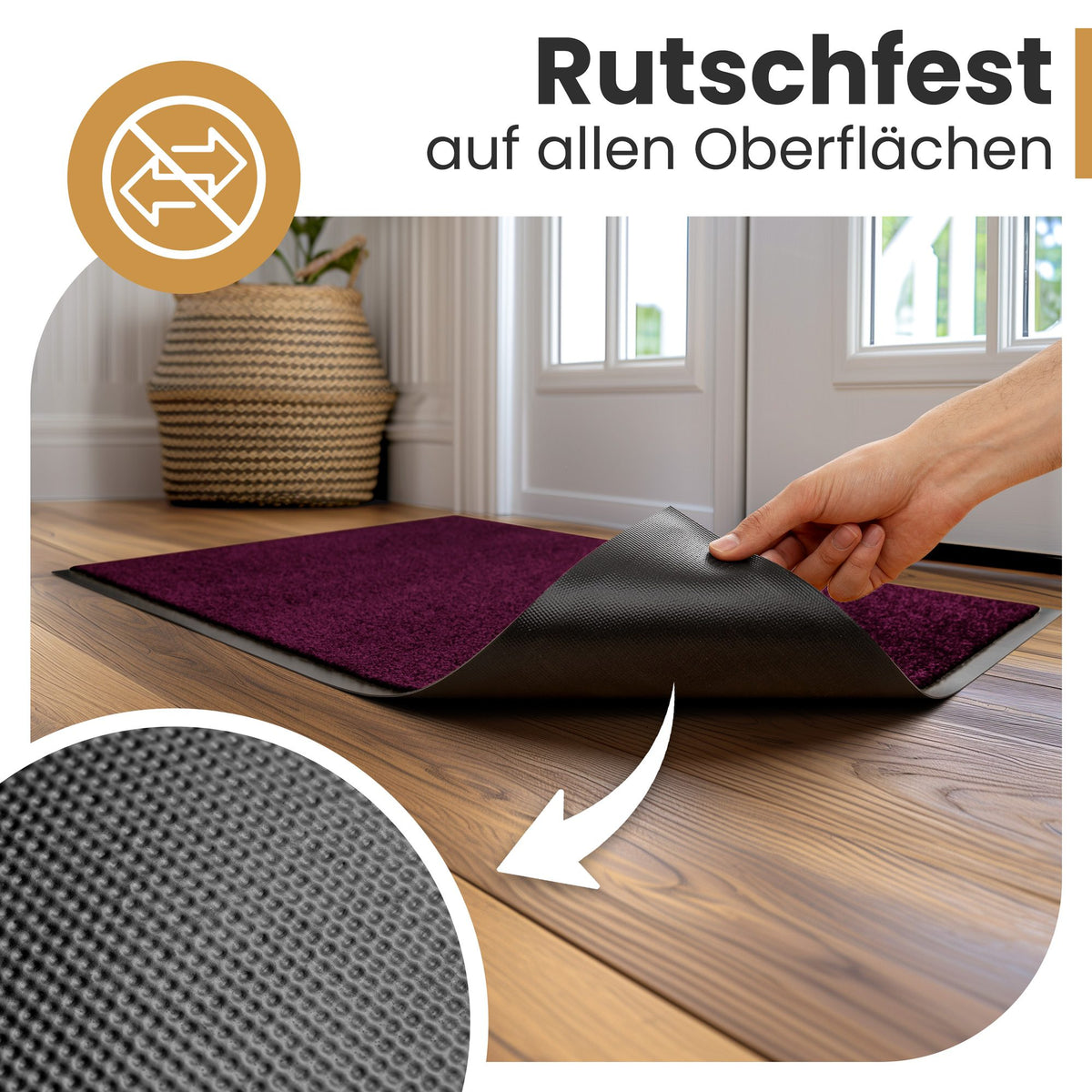 Hand hebt die Ecke einer lila Fußmatte an und zeigt die rutschfeste Rückseite mit Noppen, Text „Rutschfest auf allen Oberflächen“