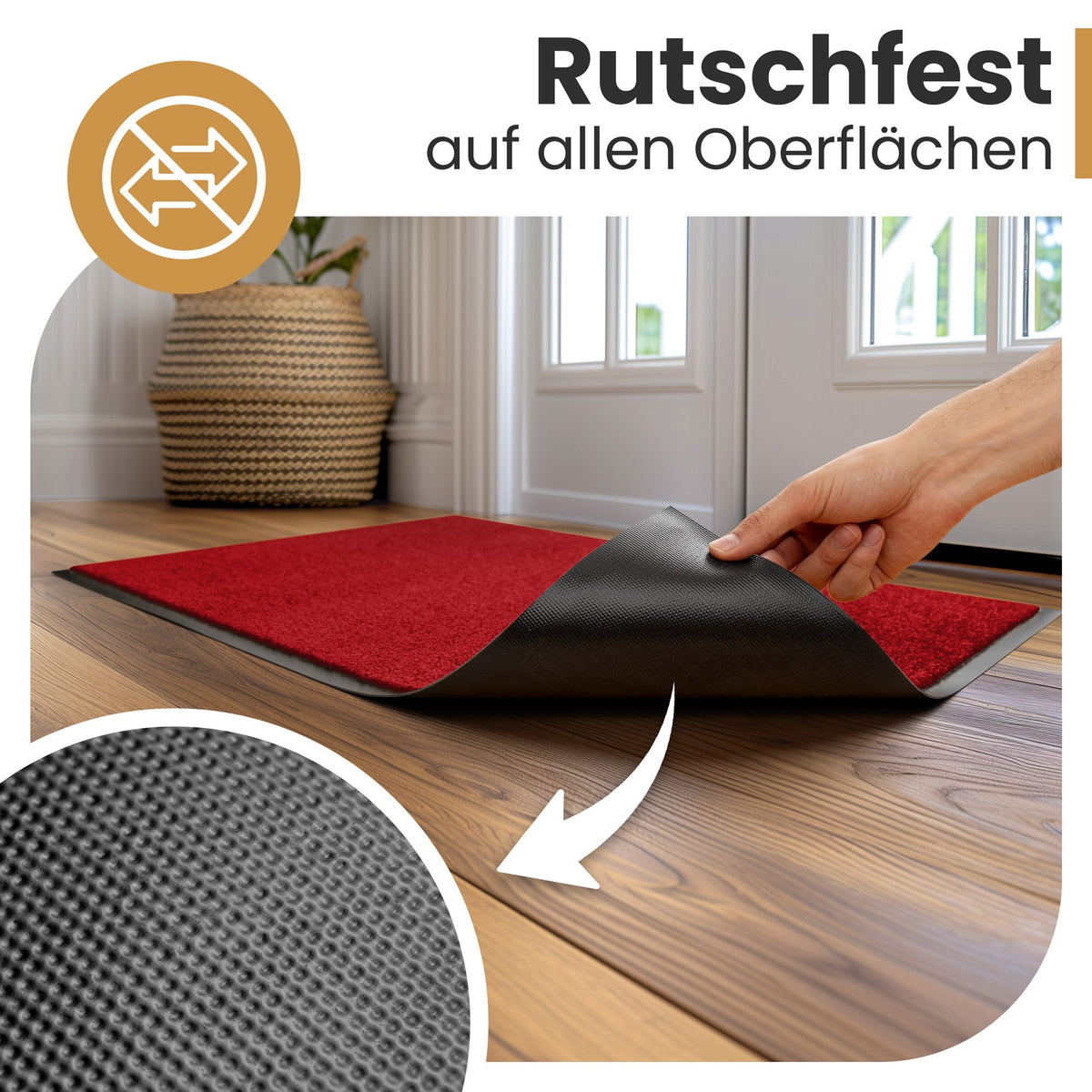 Hand hebt eine rote Fußmatte an und zeigt die rutschfeste schwarze Noppen-Rückseite, Text „Rutschfest auf allen Oberflächen“