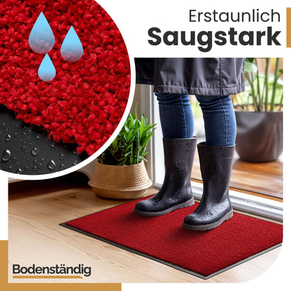 Rote Fußmatte mit Person in nassen Gummistiefeln im Eingang, Faserdetail mit Wassertropfen, Text „Erstaunlich Saugstark“