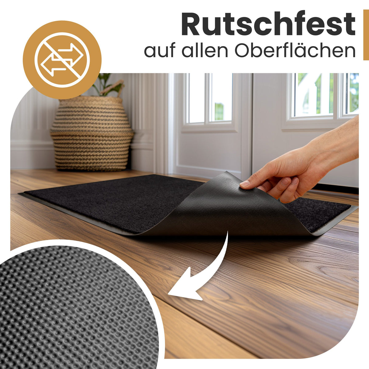 Hand hebt eine schwarze Fußmatte an und zeigt die Rückseite, Text: Rutschfest auf allen Oberflächen