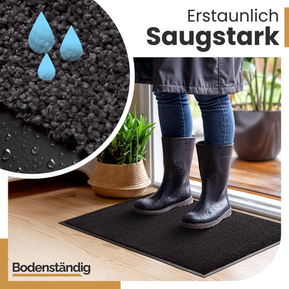 Person in nassen Gummistiefeln steht auf schwarzer Fußmatte, Text: Erstaunlich saugstark, Logo Bodenständig