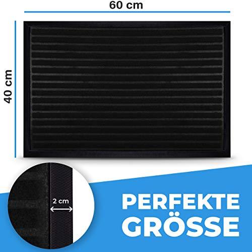 Schwarze Fussmatte 60x40 cm mit streifenstruktur und 2-cm Randdetail, ideal fuer kompakte Eingangsbereiche.