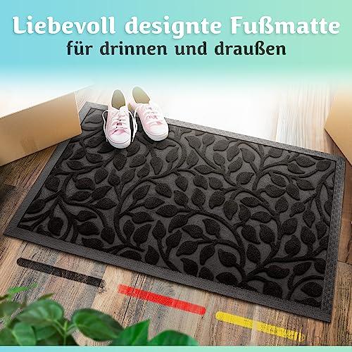 Die liebevoll designte schwarze Fußmatte eignet sich für drinnen und draußen und sorgt im Eingangsbereich für einen stilvollen Akzent.