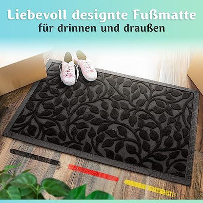 Die liebevoll designte schwarze Fußmatte eignet sich für drinnen und draußen und sorgt im Eingangsbereich für einen stilvollen Akzent.