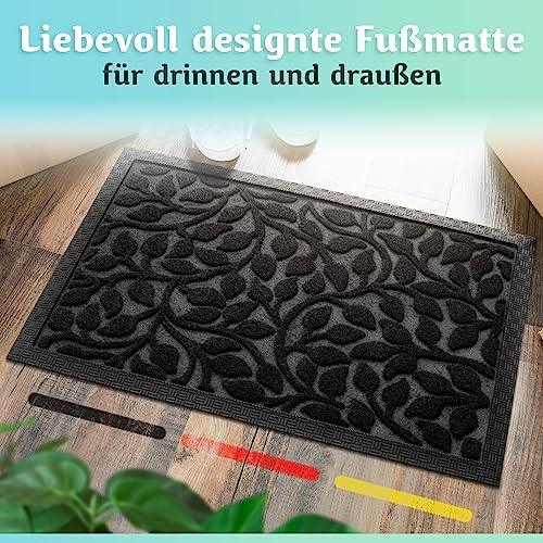 Die liebevoll designte schwarze Fußmatte eignet sich für drinnen und draußen und verleiht dem Eingangsbereich einen stilvollen Akzent.