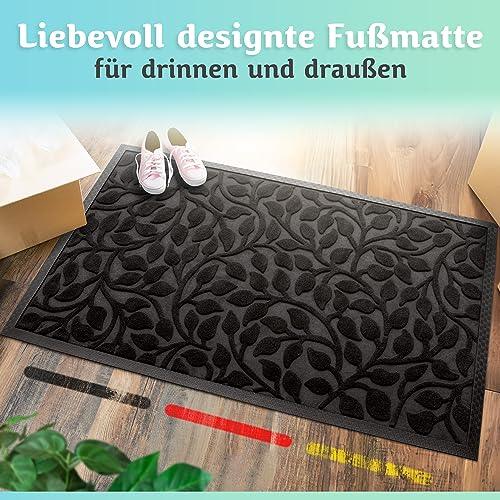 Die liebevoll designte schwarze Fußmatte eignet sich für drinnen und draußen und verleiht jedem Eingangsbereich einen stilvollen Akzent.