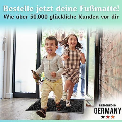 Zwei Kinder laufen fröhlich über die schwarze Fußmatte in den Eingangsbereich und zeigen, wie gut sie den Alltag unterstützt.