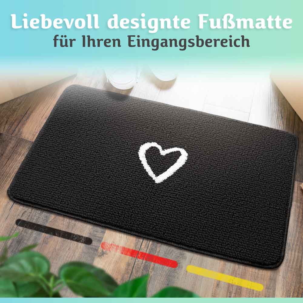 schwarze rutschfeste fussmatte fuer innen mit weissem herzmotiv im eingangsbereich auf holzboden liebevoll designte matte von bodenstaendig