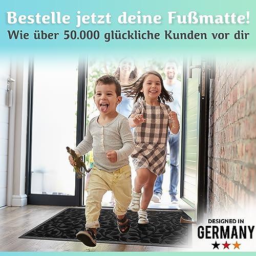 Zwei Kinder laufen fröhlich über die schwarze Fußmatte in den Eingangsbereich und zeigen, wie gut sie den Familienalltag unterstützt.