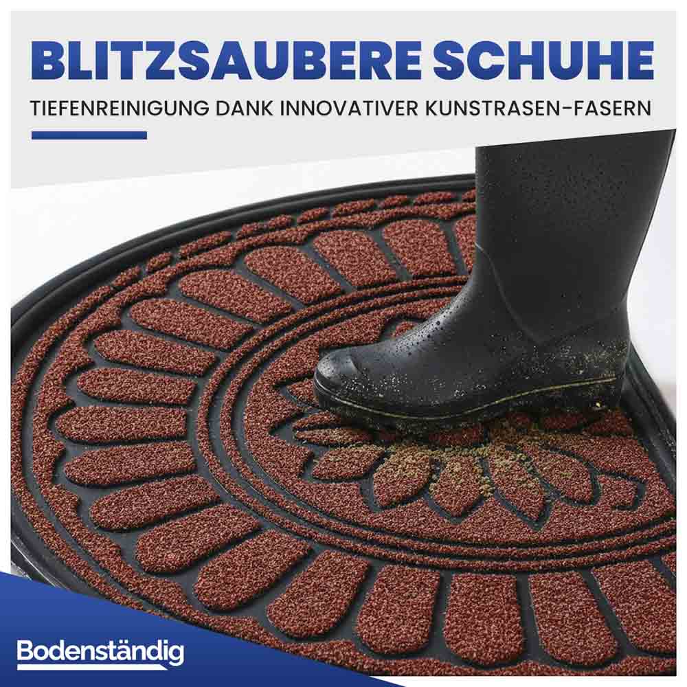 Braune Eingangsmatte mit Kunstrasen-Fasern zur Tiefenreinigung. Ein Gummistiefel wird von Schmutz befreit.