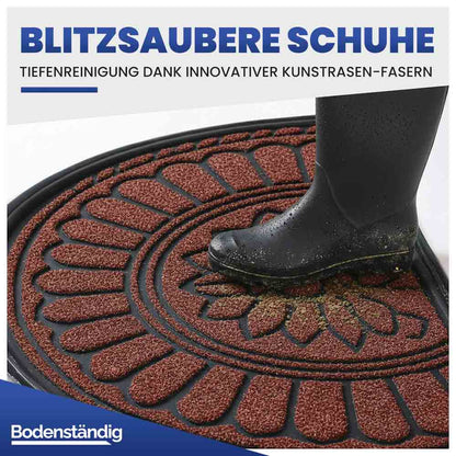 Braune Eingangsmatte mit Kunstrasen-Fasern zur Tiefenreinigung. Ein Gummistiefel wird von Schmutz befreit.