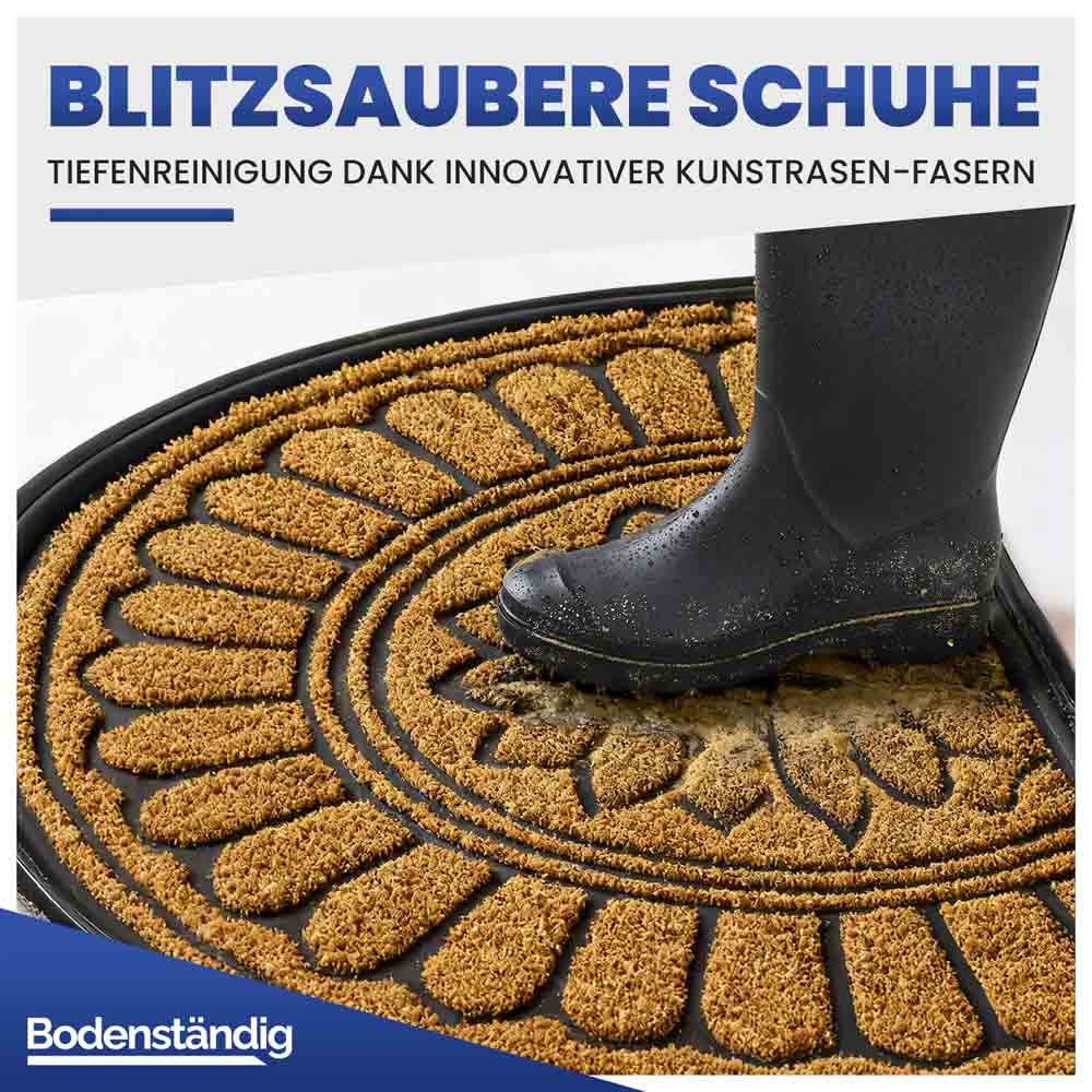 Halbrunde beige Eingangsmatte mit Kunstrasen-Fasern. Ein Gummistiefel wird von Schmutz befreit.