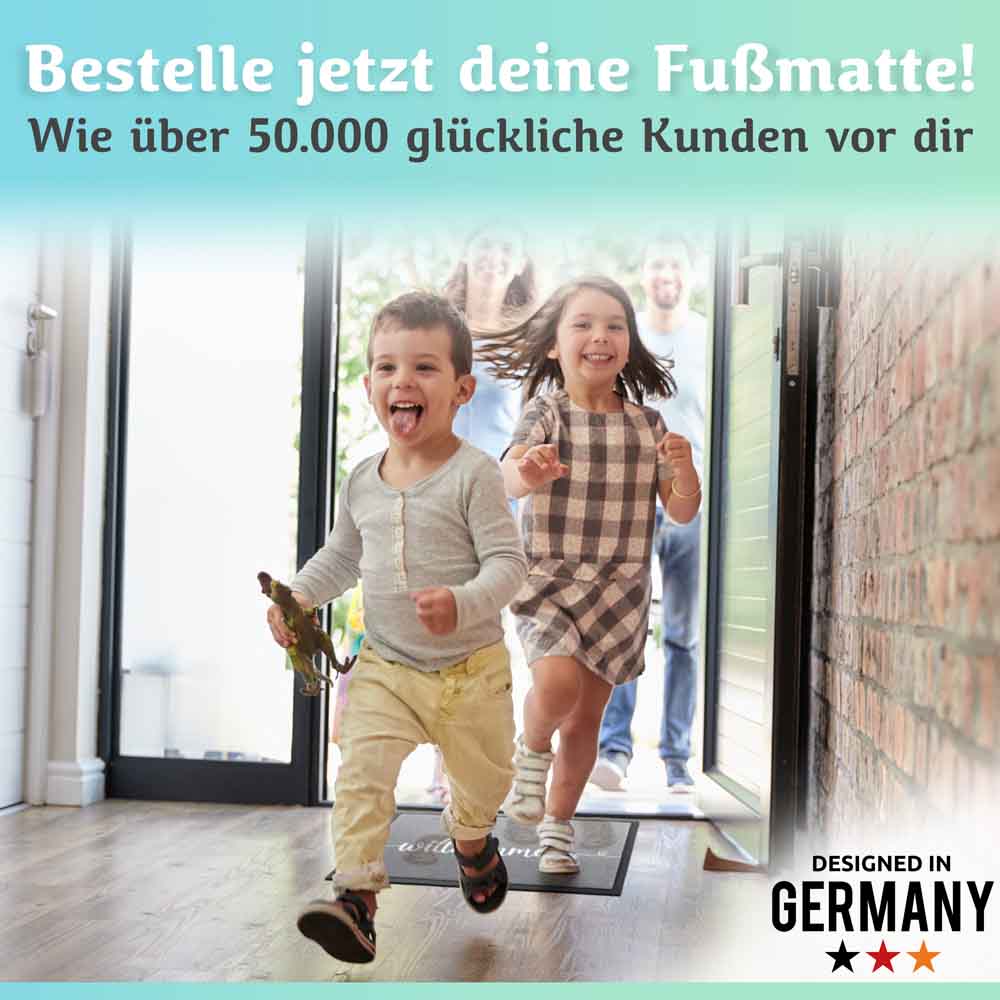 zwei kinder laufen lachend ins haus auf eine graue willkommen fussmatte ideal fuer eingangsbereiche designed in germany