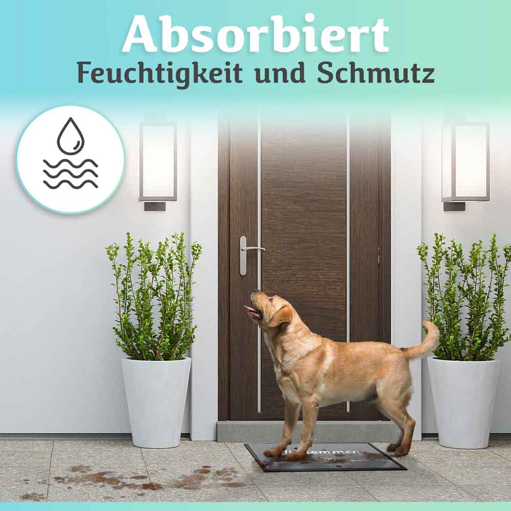 hund steht auf grauer willkommen fussmatte die feuchtigkeit und schmutz absorbiert ideal fuer eingangsbereiche und haustuerbereiche