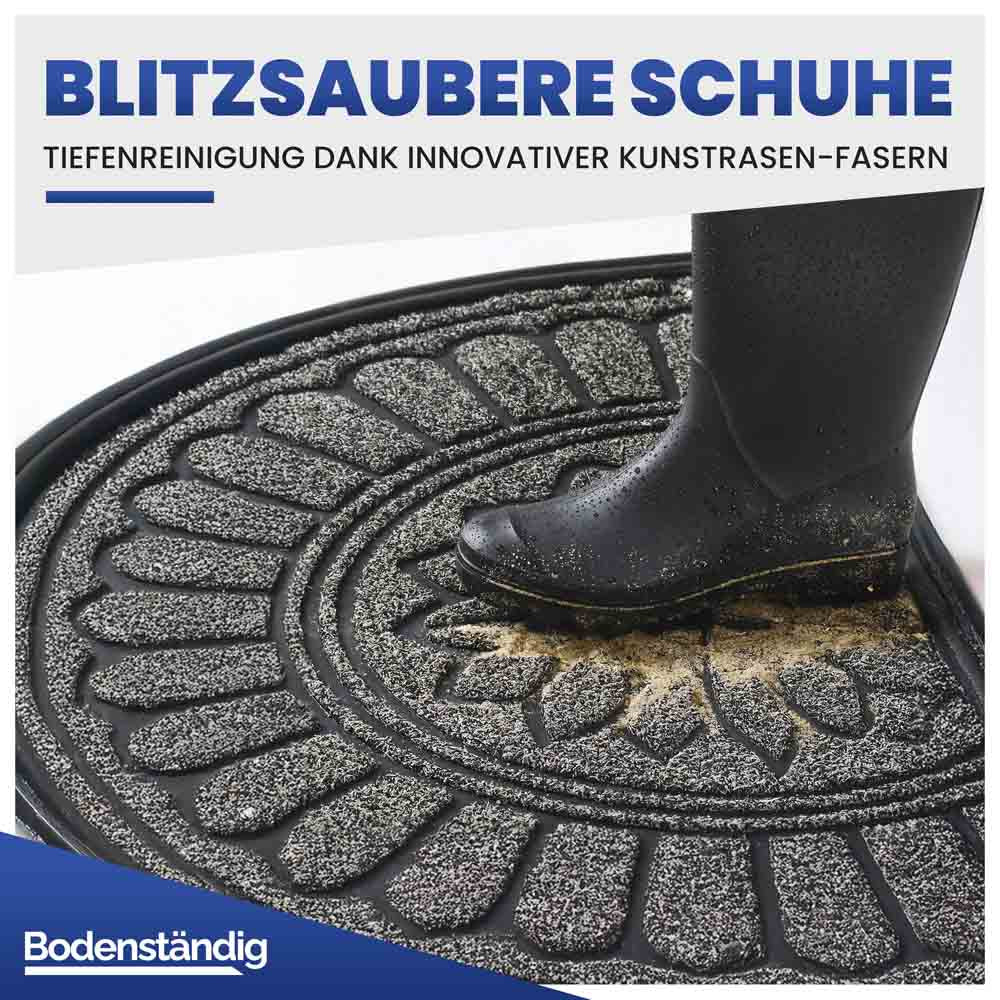 Halbrunde Eingangsmatte mit Kunstrasen-Fasern zur Tiefenreinigung. Ein Gummistiefel wird von Schmutz befreit.
